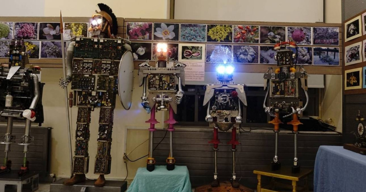 Εκκλησία και χωριό Αράχωβα με βουνά στο φόντο